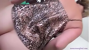 Ibu Tiri Mendapatkan Kontol Keras Di Pantatnya Dari Belakang