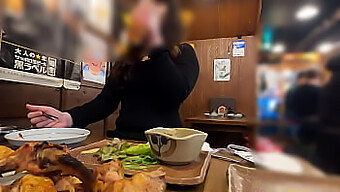 아마추어 일본 커플이 카메라에 포착됩니다.