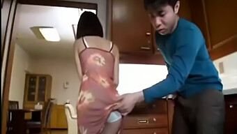 Seducción De Una Milf Japonesa Al Amigo De Su Hijastro