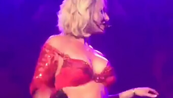 Guarda Come Britney Spears E Julie Si Masturbano In Questo Video