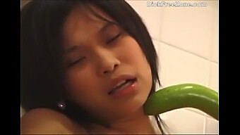 Die Zierliche Asiatische Teenagerin Emma Cucumber Gibt Sich Der Solo-Masturbation Hin