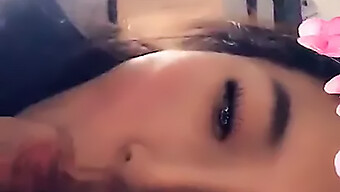 아시아 미인이 Snapchat에서 놀라운 펠라치오를 제공합니다