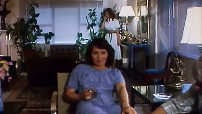 Scopata Sensuale E Sesso Anale Classico Nelle Stanze (1981)