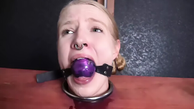 Amerikansk Bdsm-Slave Blir Påspilt Med Vibrator