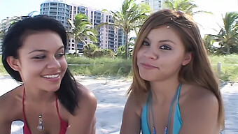 Grote Lul Cumshot Op Het Strand Van Miami: Twee Geile Babes Pijpen Om Beurten