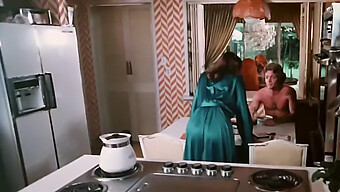 Os Mamilos E Peitos De Kay Parker Em Uma Cena Madura De Tabu