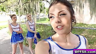 Cheerleader Dalle Grandi Tette Regalano Sborrate Al Loro Allenatore In Un Sesso Di Gruppo Selvaggio