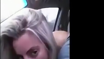 Loira Gostosa Faz Um Boquete Amador Em Um Carro