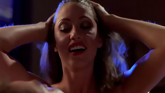 La Vaquera Desnuda Arliss En Una Escena Caliente Con Shannon Elizabeth