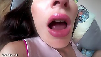 ปากและลิ้นของแฟนสาวยั่วยวนเพื่อความสุขของ Asmr