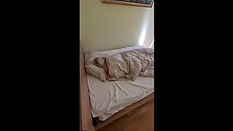 Manželka Sa Zobudí, Aby Ju Priateľ Jej Manžela Prstoval V Amatérskom Videu