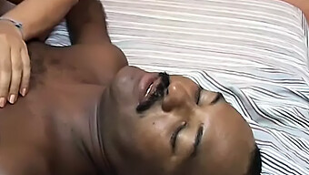 Cô Gái Da Đen Nigeria Cho Một Màn Blowjob Đầy Tinh Trùng Và Ăn Cặc Của Đối Tác Của Mình