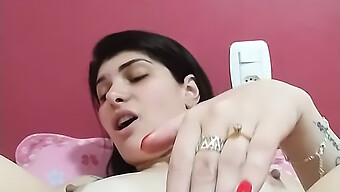 Esmer Genç, Kendini Tatmin Etmek Ve Orgazm Olmak Için Bir Seks Oyuncağı Kullanıyor