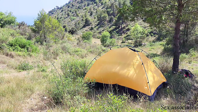 Sentire Rumori Forti E Catturare Una Coppia In Una Tenda Che Fa Sesso