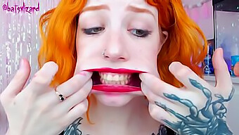 La Fille Rousse Lubrique Prend Une Énorme Bite Et Fait Une Fellation Asmr Avec Du Rouge À Lèvres Rouge