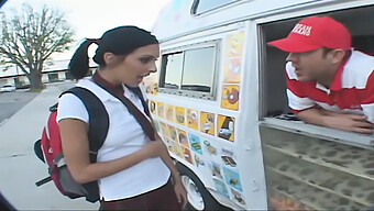 ¡jovencitas Adolescentes Son Folladas Por Un Hombre Bien Dotado Con Helado! ¡no Te Pierdas Esta Escena Caliente!