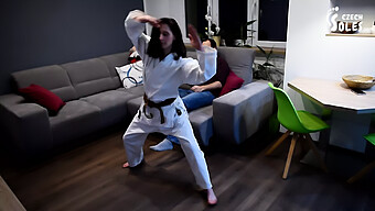 Karate Gedomineerde Tiener Krijgt Haar Voeten Gedomineerd En Gesmoord