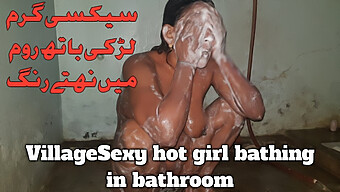 La Caliente Chica Pakistaní Con Grandes Tetas Naturales Comparte Un Momento Sexy En El Baño