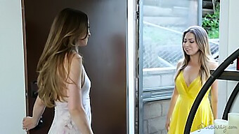 แฝด 2: Melissa Moore และ Capri Anderson ในการเลียหีและเลียหน้าอกธรรมชาติ