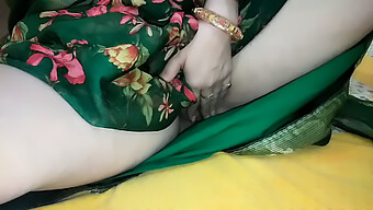 Cô Gái Á Đông 18 Tuổi Khỏa Thân Trong Bộ Đồ Saree