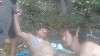 Bella Bionda Milf Si Gode Un'Orgia Bollente Sulla Spiaggia