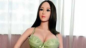 Boneka Seks Brunette Dengan Payudara Besar Memberikan Naik Liar Dari Belakang