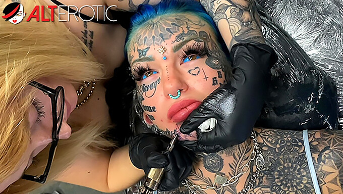 Prachtige Getatoeëerde Babe Krijgt Een Extra Gezichtstattoo In Hot Reality Video