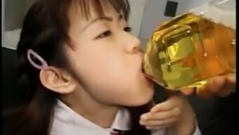 アジアの女の子がマンコを犯され、汚い水を飲む