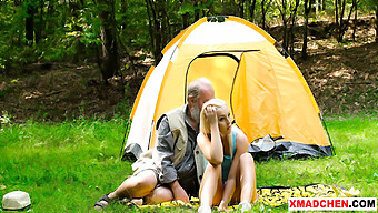 Una Teenager Mangia Un Cazzo In Un Picnic Gay