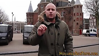 Des Prostituées Hollandaises Taillent Une Pipe Et Prennent Une Douche Avec Des Touristes