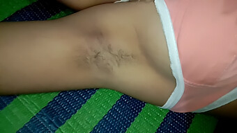 Garota Adolescente De 18 Anos Se Masturba Até O Orgasmo