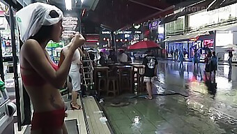 Spiaggia Sulle Prostitute Asiatiche A Pattaya