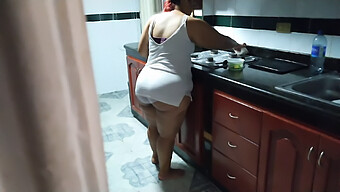 Masturbation Pendant Que La Mère De Mon Ami Nettoie La Cuisine - Pov