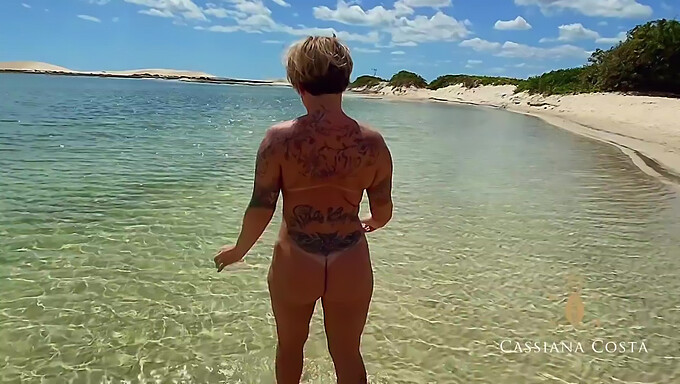 Großer Arsch Latina Cassiana Costa Genießt Einen Heißen Handjob Am Strand