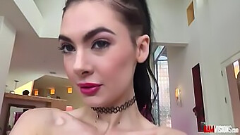 Teen Marley Brinx Tilfredsstiller Sig Selv Med En Vibrator Før Anal Scene