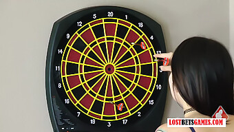 Donne Prosperose Giocano A Un Gioco Birichino Di Strip Darts E Vengono Punite