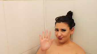 L'Heure Du Bain En Solo Avec Une Belle Latina