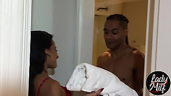 Brincadeira De Pau Interracial Com Peitos Pequenos E Pau Grande