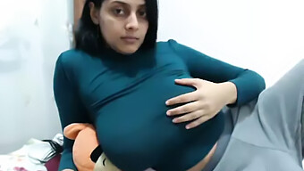 Camgirl Indiana De Seios Grandes Se Masturba Para O Seu Prazer