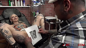 Hd-Video Av En Tatuerad Babe Med Stor Kuk Och Piercingar