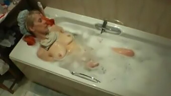 Regardez Une Fille Mature Se Faire Plaisir Dans Sa Salle De Bain