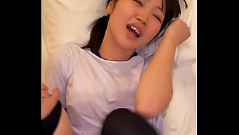 Asiatisk Tenårings Blowjob Og Cumshot